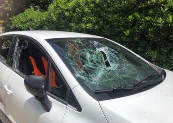 Latina, dà di matto e distrugge auto del Pronto Intervento Sociale FOTO