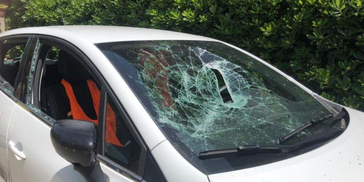 Latina, dà di matto e distrugge auto del Pronto Intervento Sociale FOTO