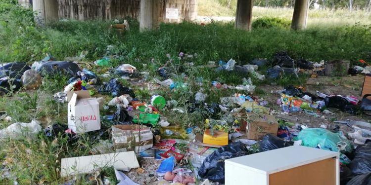 Latina, il sottopasso di via Vespucci ridotto ad una discarica FOTO