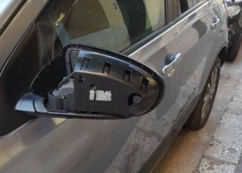 Vandali in azione in centro a Latina, strage di specchietti retrovisori FOTO