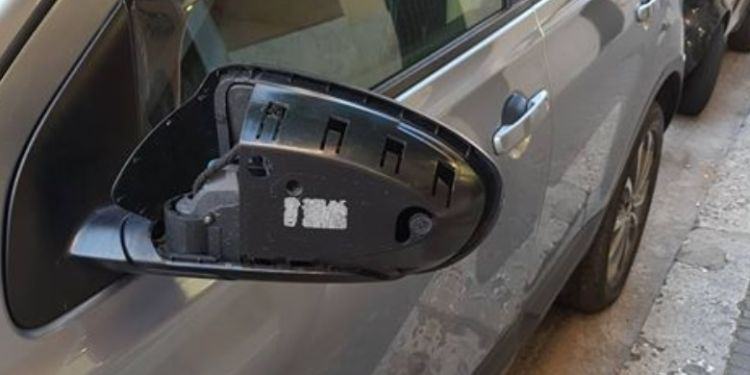 Vandali in azione in centro a Latina, strage di specchietti retrovisori FOTO