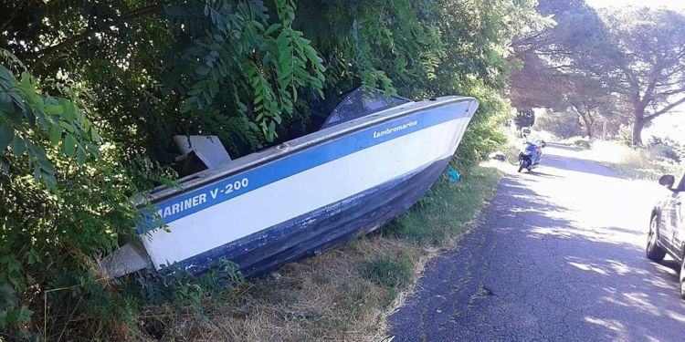 Il degrado della provincia di Latina: c’è anche una barca abbandonata in strada
