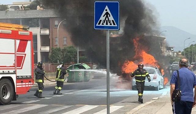 Paura in via San Francesco a Latina, auto prende fuoco in strada