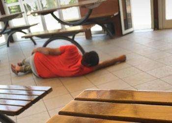 Latina, giovane si sente male e si accascia a terra al McDonald’s