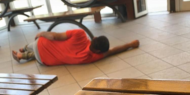 Latina, giovane si sente male e si accascia a terra al McDonald’s