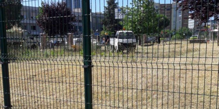 Latina, il parco di viale Le Corbusier pulito dopo la denuncia di LatinaPress