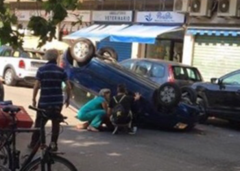 Latina, rocambolesco incidente in via Tasso: auto si ribalta. Ferito un uomo