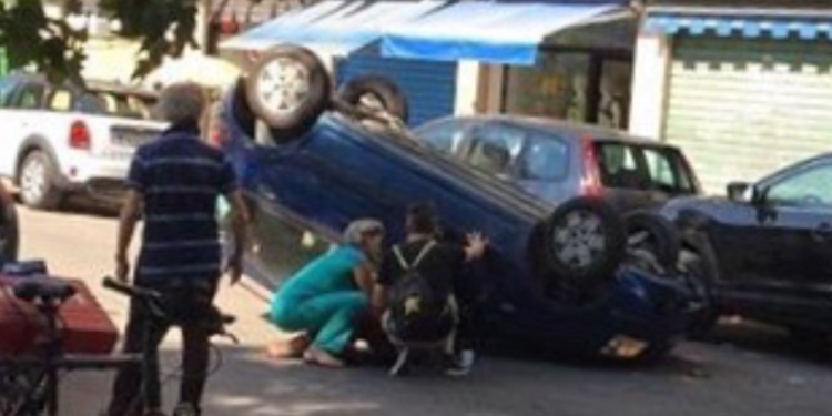 Latina, rocambolesco incidente in via Tasso: auto si ribalta. Ferito un uomo