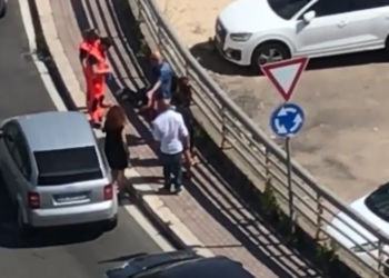 Ubriaca fradicia si accascia in strada dietro Latina Fiori, soccorsa dal 118 VIDEO