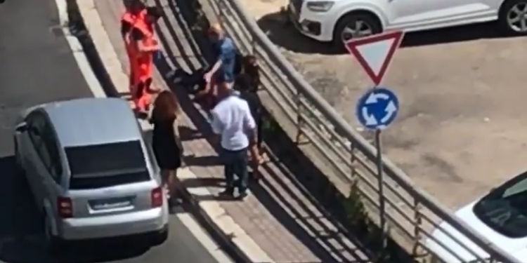 Ubriaca fradicia si accascia in strada dietro Latina Fiori, soccorsa dal 118 VIDEO