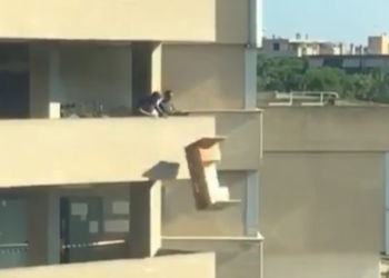 A Latina il “trasloco” è volante: tutti i mobili vengono buttati giù dal balcone VIDEO