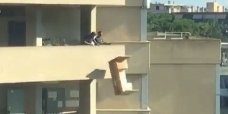 A Latina il “trasloco” è volante: tutti i mobili vengono buttati giù dal balcone VIDEO