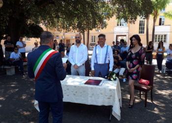 Vincenzo e Valerio sposi al Comune di Latina. Testimone l’attrice Manuela Arcuri