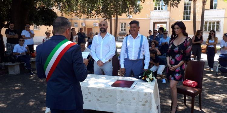 Vincenzo e Valerio sposi al Comune di Latina. Testimone l’attrice Manuela Arcuri