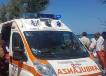 Donna salvata in mare da un carabiniere di Latina: poi il militare accusa malore
