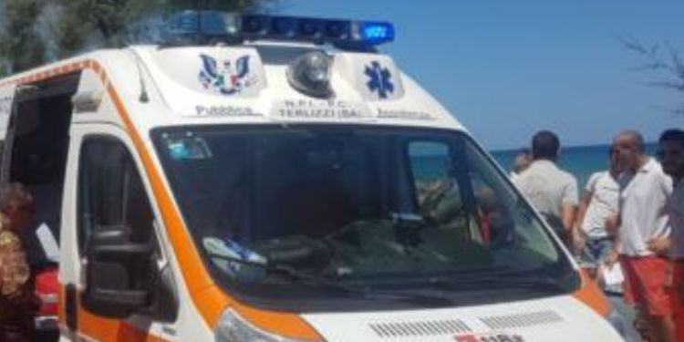Donna salvata in mare da un carabiniere di Latina: poi il militare accusa malore