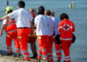Dramma in provincia di Latina, giovane entra in mare e muore annegato