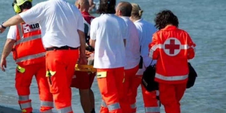 Dramma in provincia di Latina, giovane entra in mare e muore annegato