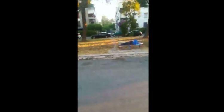 Ancora bivacchi nei pressi dell’ospedale Goretti, panchine usate come letti VIDEO