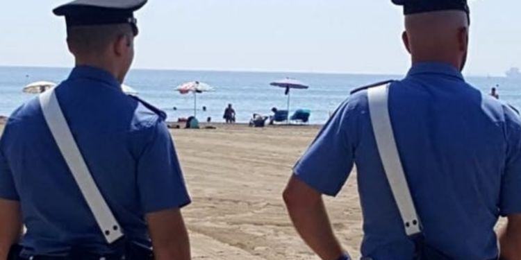 Paura per un bimbo di 6 anni scomparso in spiaggia a Latina. Ritrovato dalla Polizia