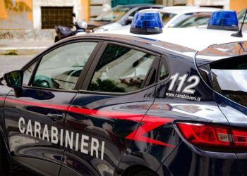 Aprilia, si chiude in casa con il figlio della cugina e minaccia di fargli del male