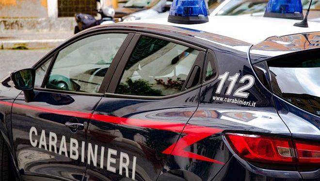Aprilia, si chiude in casa con il figlio della cugina e minaccia di fargli del male