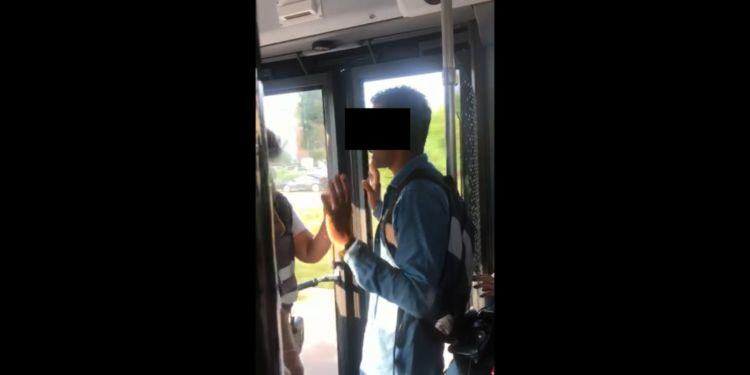 Latina, straniero strappa i documenti dalle mani di un controllore sul bus, fermato VIDEO