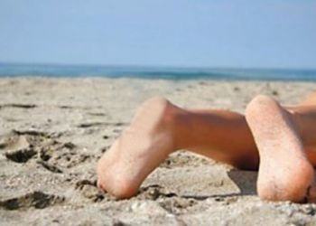 Sabbia rovente a Sabaudia, coppia fa sesso in spiaggia in pieno giorno