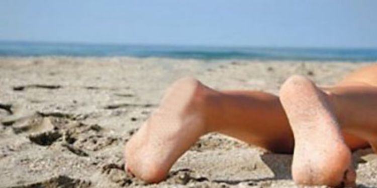 Sabbia rovente a Sabaudia, coppia fa sesso in spiaggia in pieno giorno