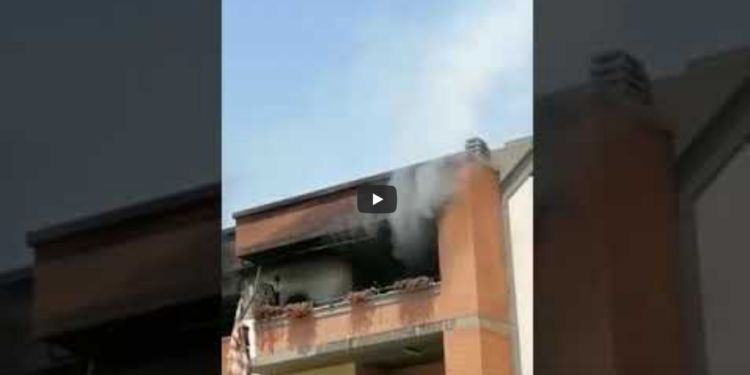 Paura a Latina scalo, divampa incendio in una palazzina. Famiglia salva per miracolo VIDEO