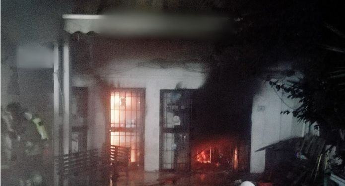 Edificio in fiamme a Sabaudia, i Vigili del fuoco salvano una donna FOTO