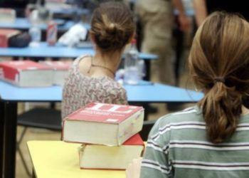 All’esame di maturità con il cellulare: studentessa del Grassi di Latina beccata a copiare