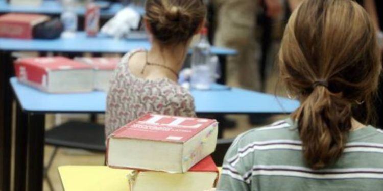 All’esame di maturità con il cellulare: studentessa del Grassi di Latina beccata a copiare