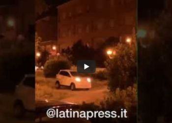 Folle gioco a Latina: corse in microcar nel parchetto di Piazza Dante VIDEO