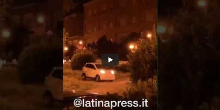 Folle gioco a Latina: corse in microcar nel parchetto di Piazza Dante VIDEO