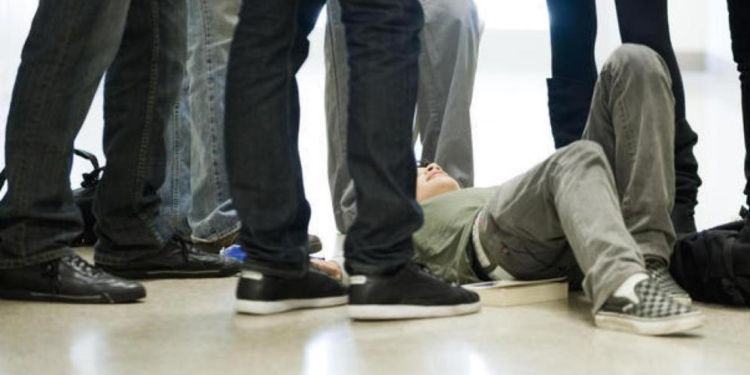 Latina, giovanissimo studente picchiato dal branco alla fermata dell’autobus