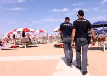 Paura per un bimbo di 6 anni scomparso in spiaggia a Latina. Ritrovato dalla Polizia