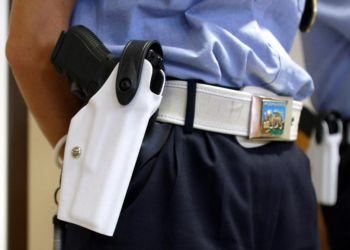 Latina, tenta di rubare la pistola ad un agente della Polizia Locale: arrestato