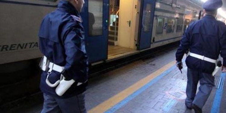Terrore in treno a Latina:  straniero senza biglietto aggredisce controllore e agenti