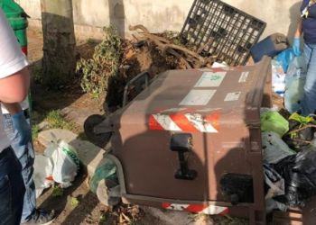 Latina, cassonetto rovesciato da giorni ma nessuno interviene: ci pensano i cittadini a ripulire FOTO