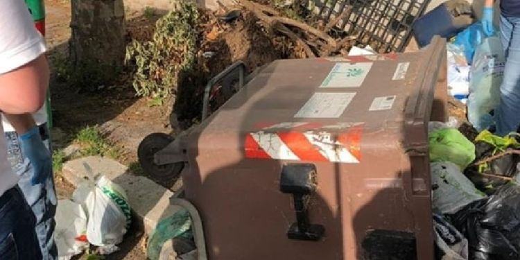 Latina, cassonetto rovesciato da giorni ma nessuno interviene: ci pensano i cittadini a ripulire FOTO