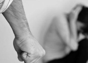 Cisterna, non pulisce la lettiera del gatto: presa a calci e pugni dal compagno