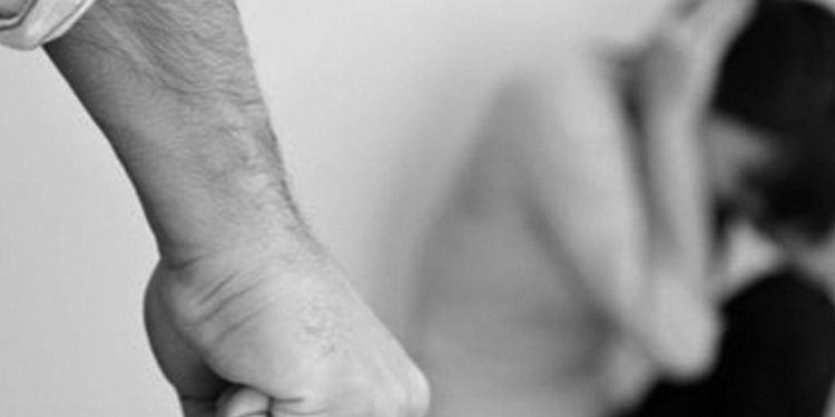 Cisterna, non pulisce la lettiera del gatto: presa a calci e pugni dal compagno