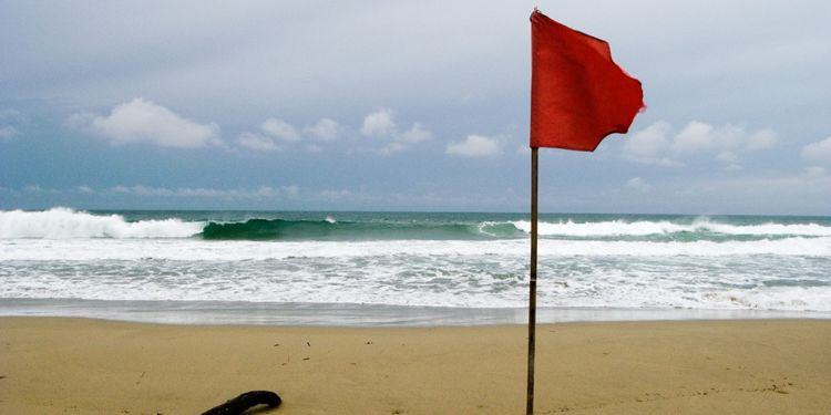 Latina lido, bagnino si tuffa in mare e salva la vita a due giovani ragazze