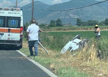 Brutto incidente a Tor Tre Ponti: furgone esce di strada e finisce capovolto nel fosso