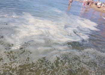 Scia schiumosa e mare sporco al lido di Latina: la denuncia di una lettrice