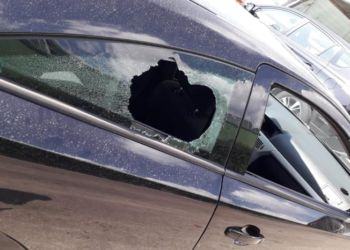 Vandali in azione: auto presa a sassate sulla Pontina