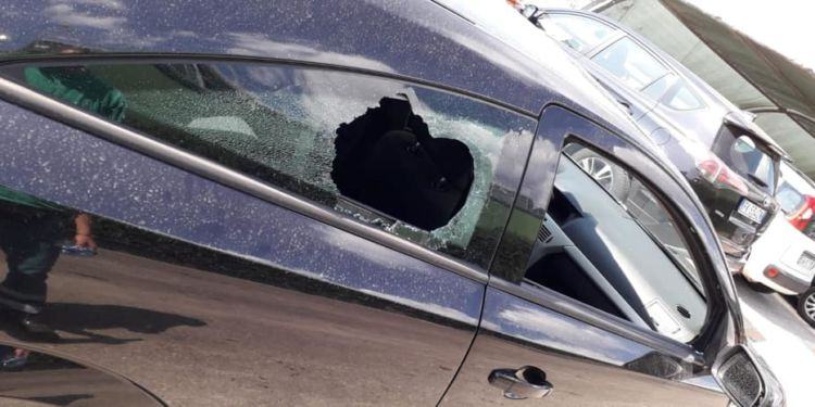 Vandali in azione: auto presa a sassate sulla Pontina