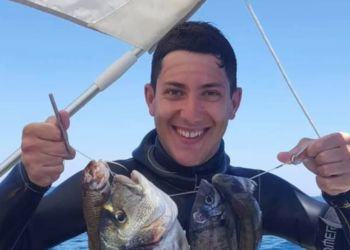 Latina, folla e lacrime al funerale del giovane sub morto a Foce Verde