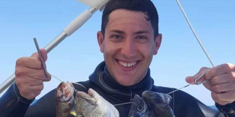 Latina, folla e lacrime al funerale del giovane sub morto a Foce Verde